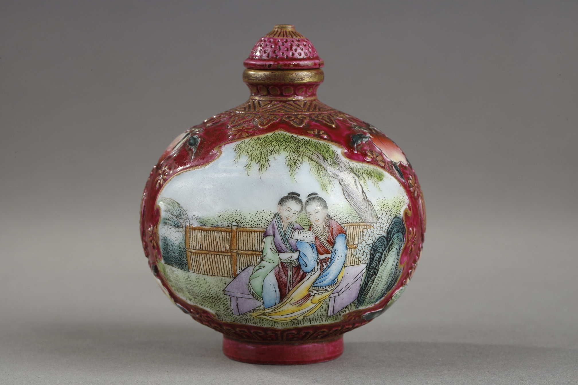 Moulded porcelain snuff bottle decorated with polychrome enamels. of court ladies in a garden and on the other side of a poem - China mark Qianlong  - Mid 20th century -
